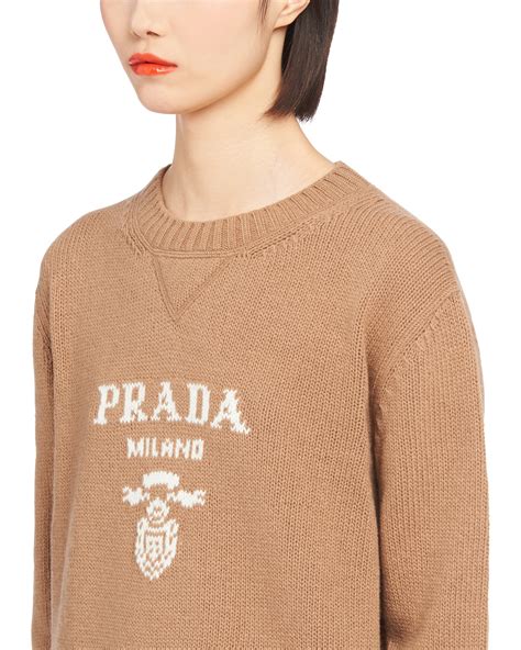 maglione prada beige|Maglione Prada in cashmere con logo intarsiato .